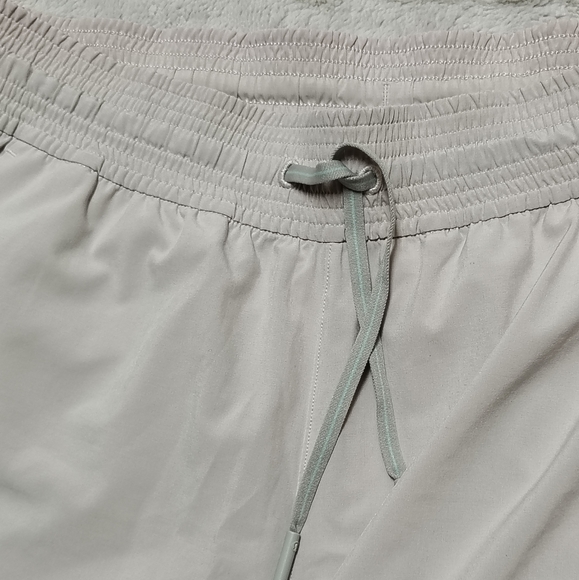 Lululemon Spring Break Away Shorts 4 Way Stretch 3" Inseam Women's 8 Lavender - Picture 5 of 8